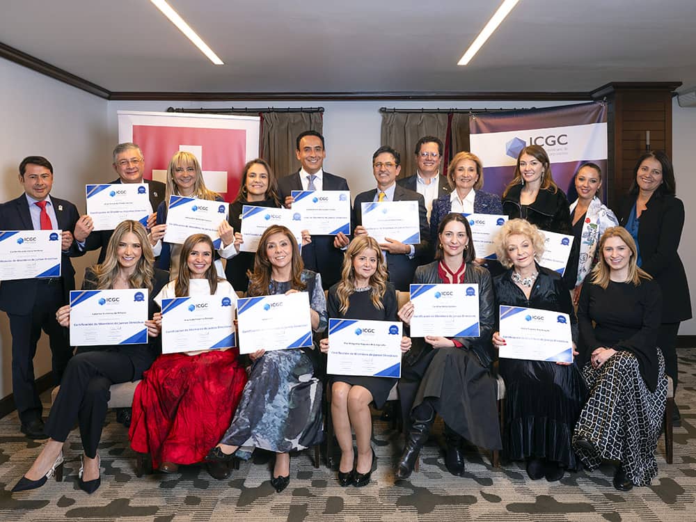 Miembros de Juntas Directivas reunidos