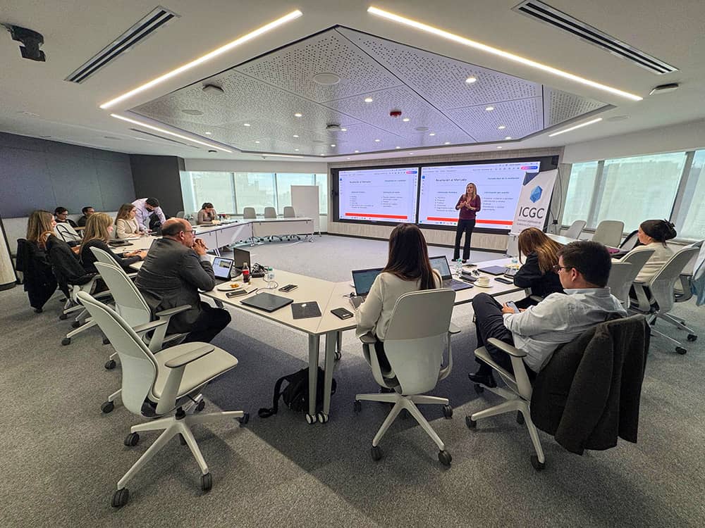 Personas en sala de juntas