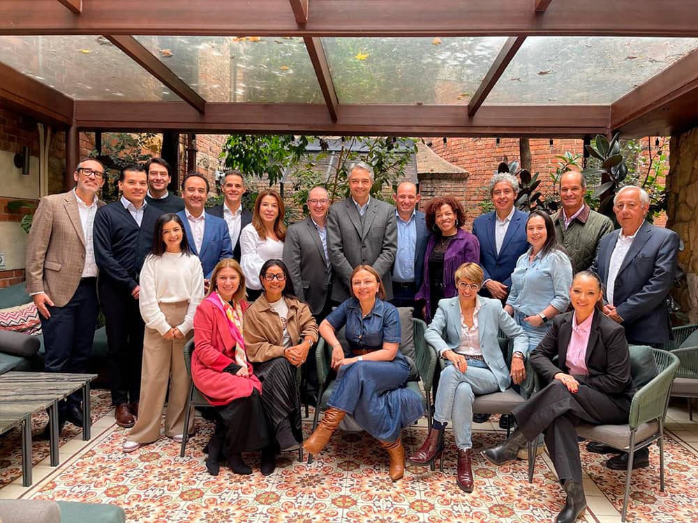 Miembros de Juntas Directivas reunidos